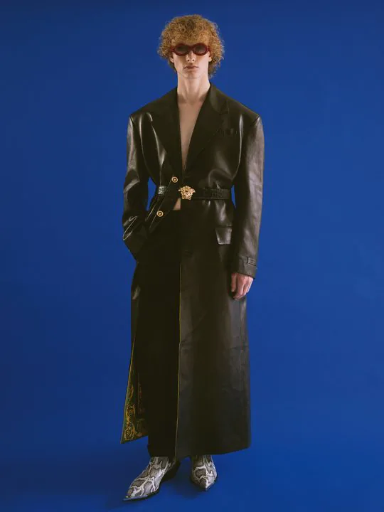 Paloceras editorial — full look in red frames on a blue backdrop